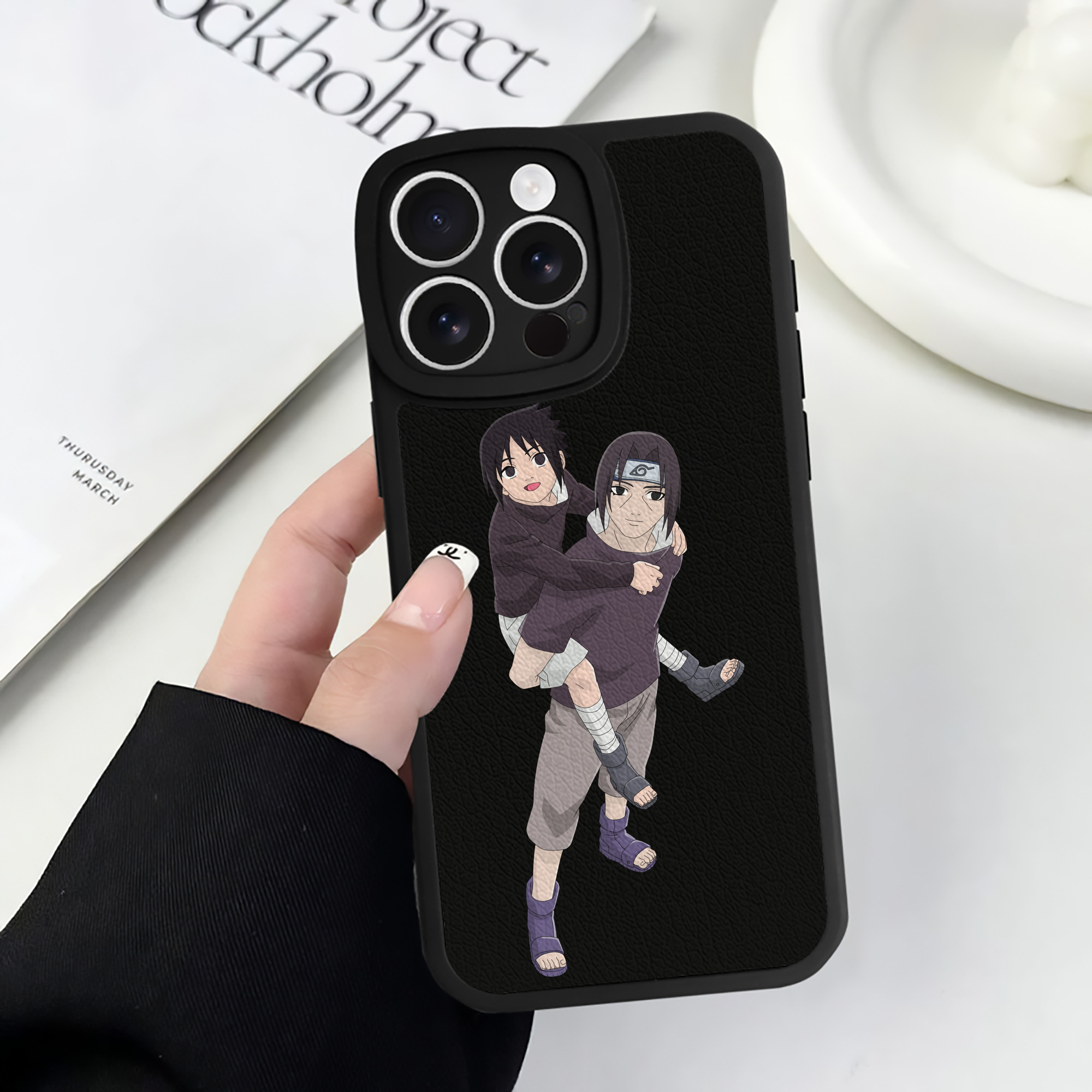 （画像用） NARUTO -ナルト- うちは イタチ Uchiha Itachi 【iPhone 16シリーズ対応】シリコンスマホケース（レザー調） 材質：シリコン
